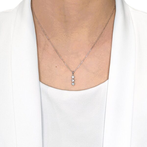 תליון שלישיית יהלומים טבעיים מינימליסטי במשקל 0.72 קראט בזהב לבן 18K