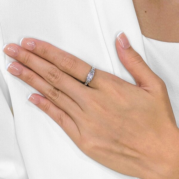 טבעת אירוסין אלגנטית מיהלום טבעי בחיתוך פרינסס ועגול 1.36ct בזהב לבן 14K - מתועדת GIA