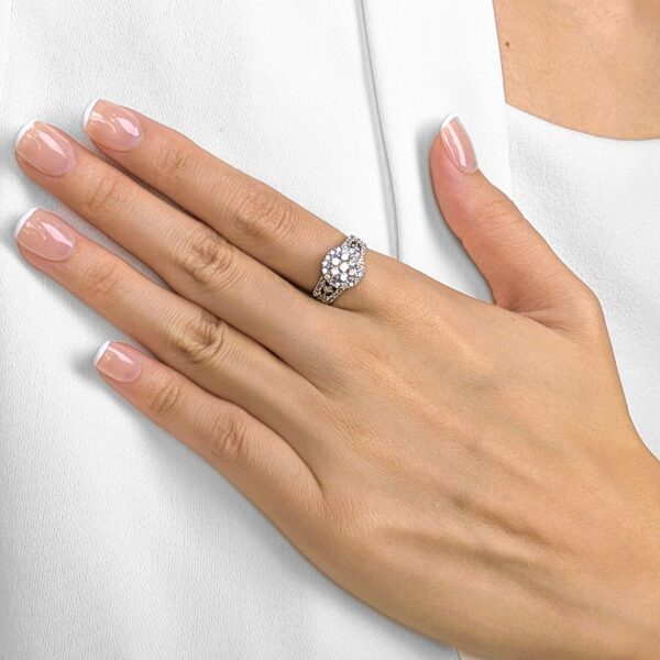 טבעת הילה אשכול מרהיבה עם יהלומים טבעיים במשקל 0.70 קראט בזהב לבן 18 קראט