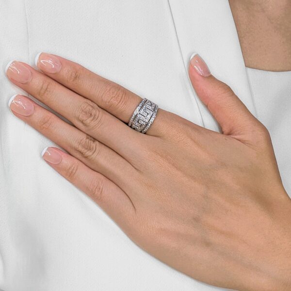 טבעת פס מעוצבת בקפידה עם יהלומים טבעיים במשקל 0.43 קראט בזהב לבן 18 קראט