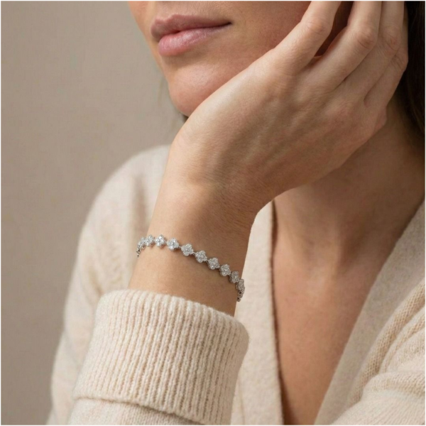 צמיד חוליות מרהיב עם אשכולות פרחוניים של יהלומים טבעיים במשקל 0.48 קרט, בזהב לבן 18K