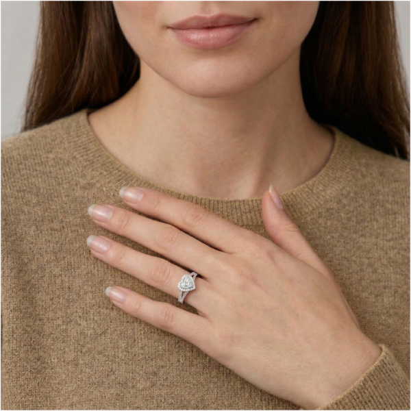 טבעת יהלום טבעי מרהיבה בחיתוך עגול בריליאנט 0.81 קרט בזהב לבן 18K