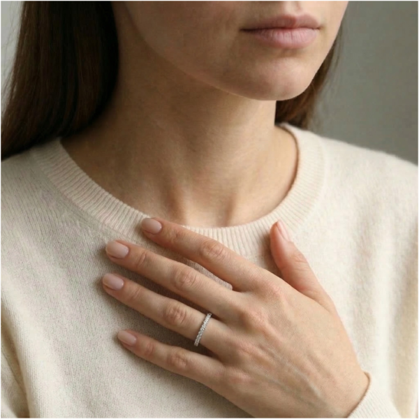 טבעת חצי איטרניטי יהלומים זוהרת 0.58 קראט בפלטינה - מתועדת AIG