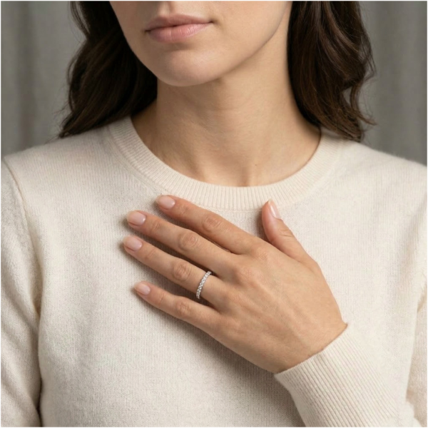 זוהר נצחי: טבעת חצי איטרניטי יהלומים 0.28 קראט בפלטינה