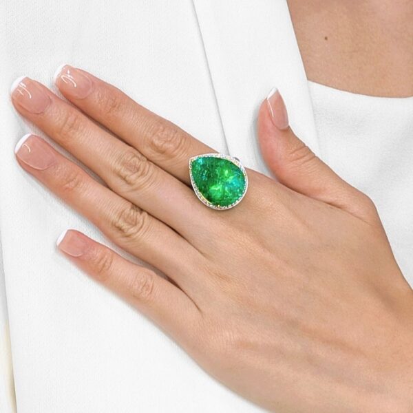 טבעת אשכול אמרלד ויהלומים יוקרתית במשקל 28.26 קרט בזהב לבן 18 קראט - מתועדת GRS & IGI