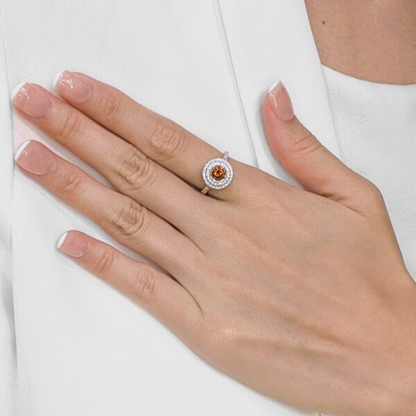 טבעת יהלום הילה מרהיבה בחיתוך עגול בריליאנט, בצבע טבעי, במשקל .21ct.