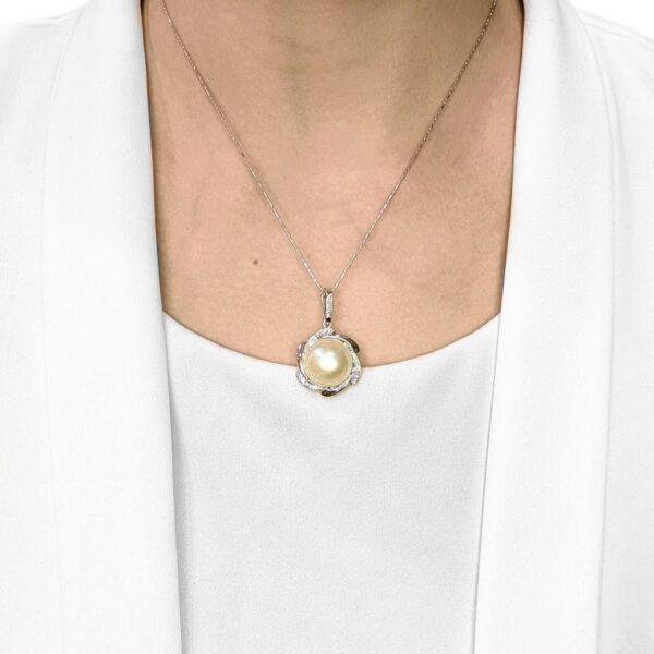 תליון ספירלה זוהר עם פנינת מאבה שמפניה 14 מ"מ ויהלום טבעי 0.28 קראט בזהב לבן 18 קראט (חדש)