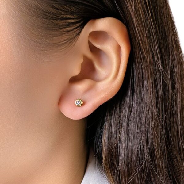 עגילי צמודים מעודנים משובצים יהלומים במשקל 0.10 קרט בשיבוץ בזל בזהב צהוב 18 קרט