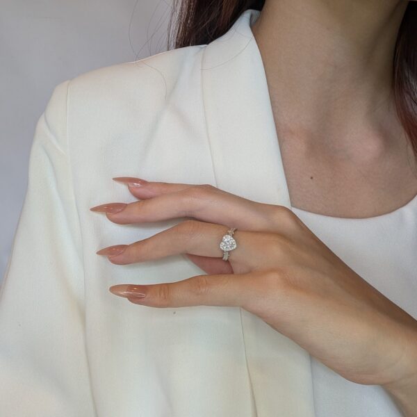 טבעת יהלום טבעי מסוגננת דו-גונית בצורת לב 0.74ct - GIA מתועדת