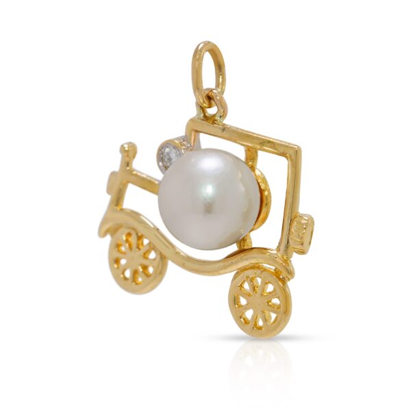 תליון ייחודי בעיצוב מכונית מזהב צהוב 18K עם פנינת אקויה ויהלום טבעי