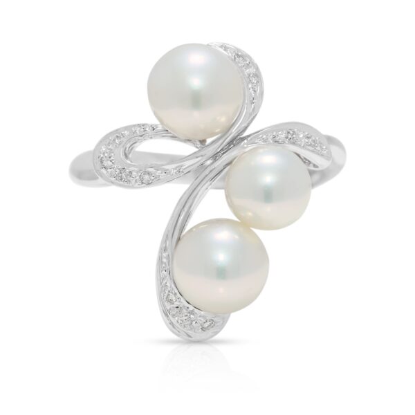 טבעת זהב לבן 18 קראט אלגנטית עם יהלום טבעי במשקל 0.05 קראט ופנינת אקויה