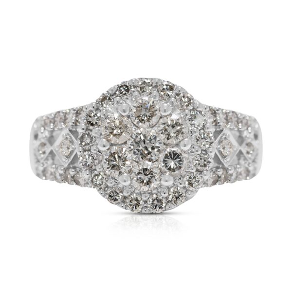 טבעת הילה אשכול מרהיבה עם יהלומים טבעיים במשקל 0.70 קראט בזהב לבן 18 קראט