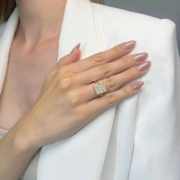 טבעת הילה מרהיבה מיהלום טבעי במשקל 2.28 קראט בזהב צהוב 18K עם IGI