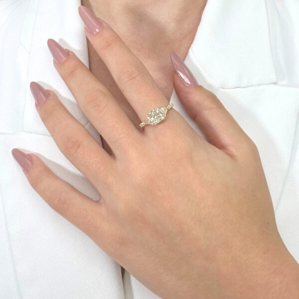 טבעת שלושה יהלומים מהודרת במשקל 2.57 קרט בזהב צהוב 18 קראט - מתועדת IGI