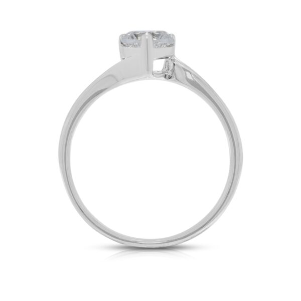 טבעת רומנטית מזהב לבן 18 קראט, משובצת יהלום טבעי בחיתוך לב במשקל 0.50 קראט - מתועדת GIA