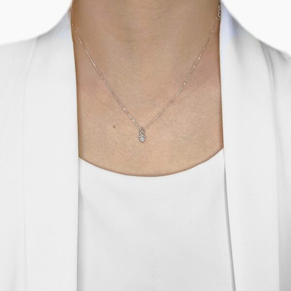 תליון יהלום טבעי משובח 0.1 קראט בזהב לבן 18K מבית Gold Heart