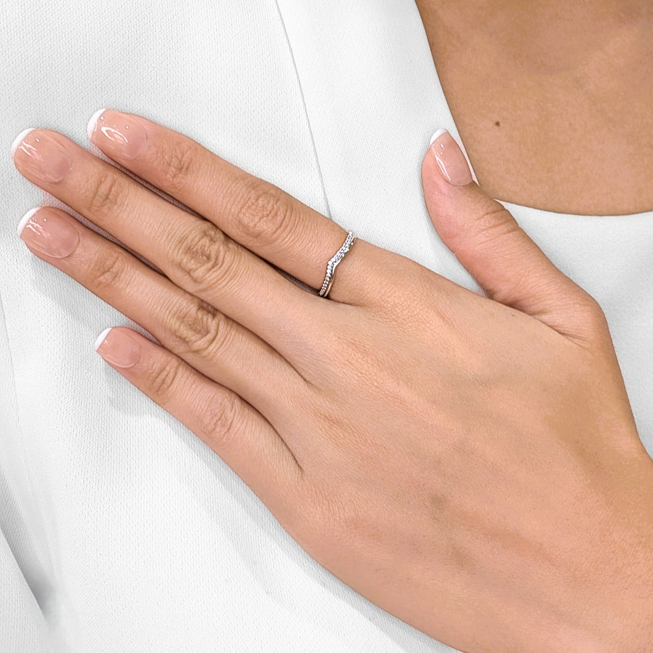 טבעת יהלומים שברון 0.11 קראט בזהב דו-גוני 18 קראט – תמונה 2