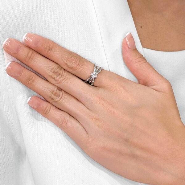 טבעת יהלומים נוצצת באשכול 0.57 קראט בזהב לבן 18 קראט