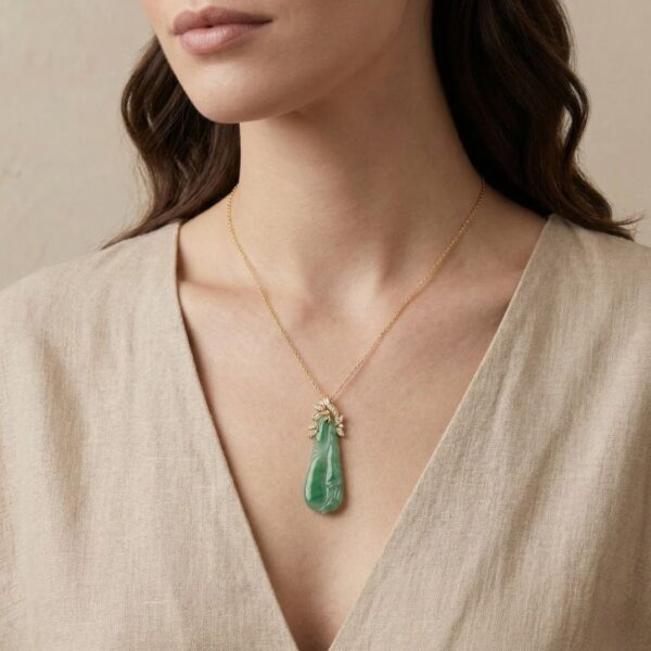 תליון ירקן ויהלום 0.16ct בזהב צהוב 18K, בעיצוב אומנותי