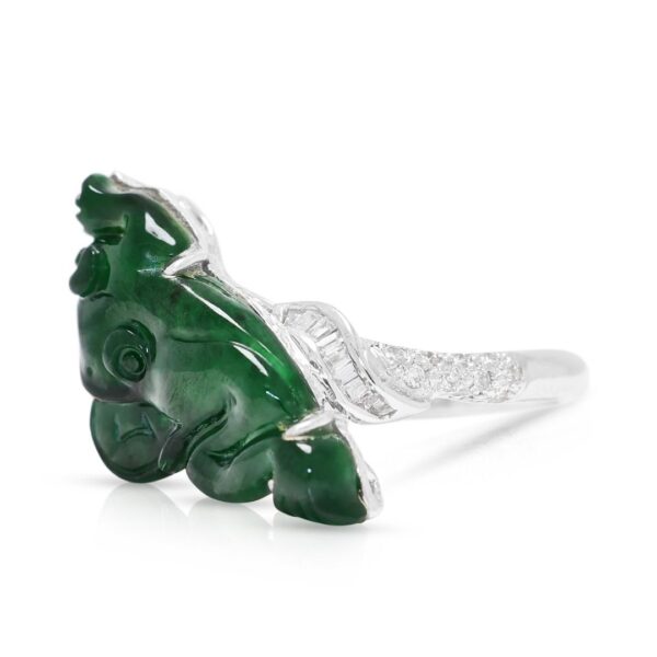 טבעת אמנותית עם יהלום טבעי במשקל 0.18 קראט וג'ייד אימפריאלי מגולף בזהב לבן 18 קראט