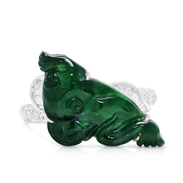 טבעת אמנותית עם יהלום טבעי במשקל 0.18 קראט וג'ייד אימפריאלי מגולף בזהב לבן 18 קראט