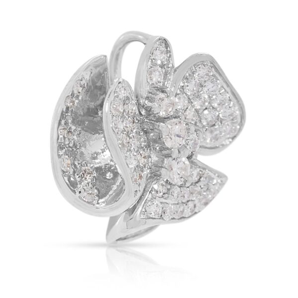 תליון פרפר פרחוני אמנותי מזהב לבן 18 קראט, משובץ יהלומים טבעיים במשקל כולל של 0.30 קראט.