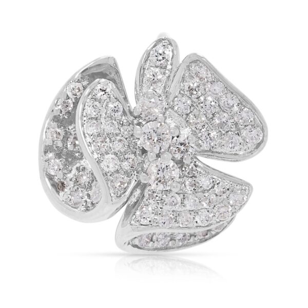 תליון פרפר פרחוני אמנותי מזהב לבן 18 קראט, משובץ יהלומים טבעיים במשקל כולל של 0.30 קראט.