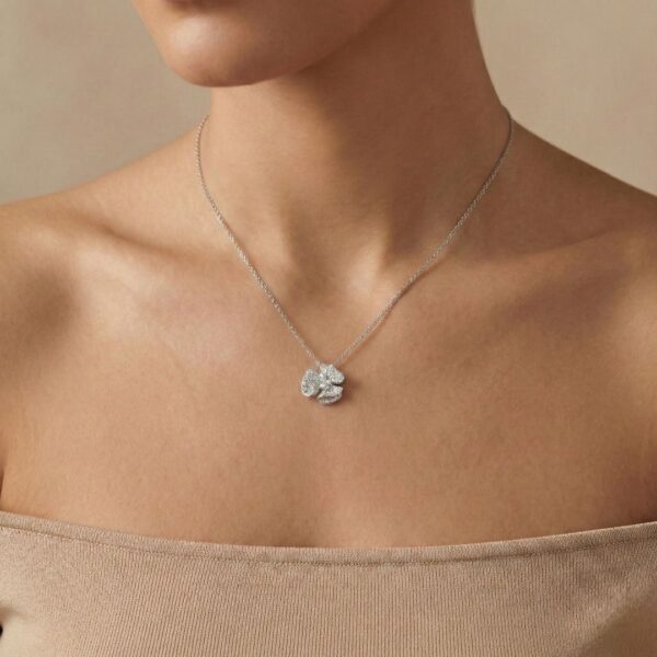 תליון פרפר פרחוני אמנותי מזהב לבן 18 קראט, משובץ יהלומים טבעיים במשקל כולל של 0.30 קראט.