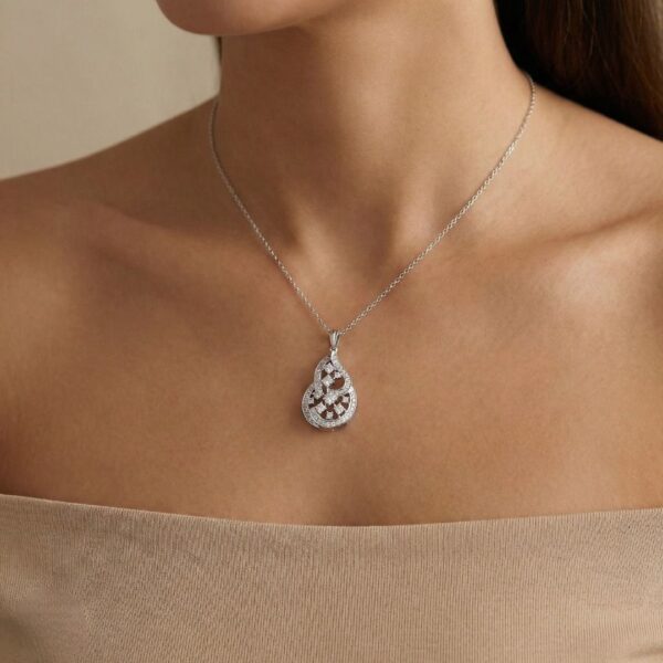 תליון טיפה אמנותי יהלומים טבעיים 0.54 קראט בפיתוחי רשת מזהב לבן 18 קראט (חדש ולא נענד)