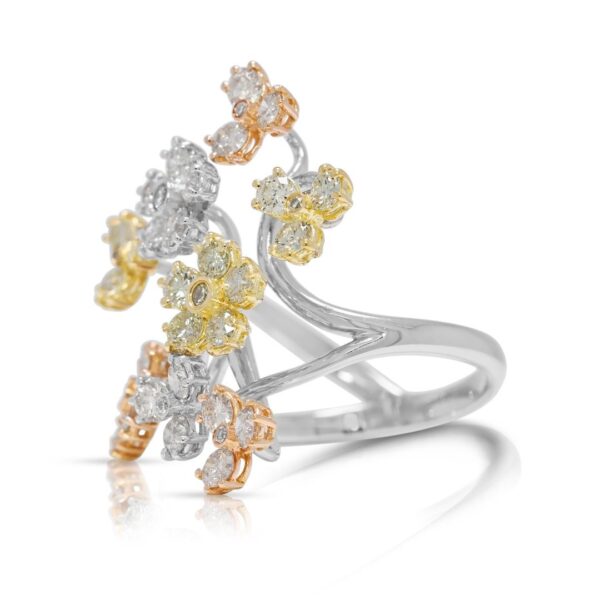 טבעת ענף פרחוני אמנותית משובצת יהלום טבעי 1.08 קראט בזהב 18 קראט בשלושה גוונים