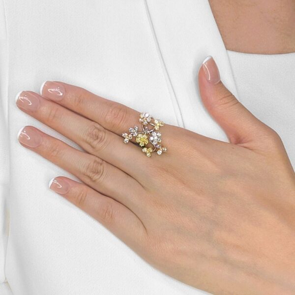 טבעת ענף פרחוני אמנותית משובצת יהלום טבעי 1.08 קראט בזהב 18 קראט בשלושה גוונים