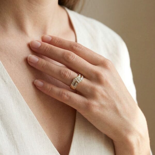 טבעת זיג-זג גאומטרית אוונגרד, משובצת יהלום טבעי 0.60 קראט, מזהב צהוב 18 קראט