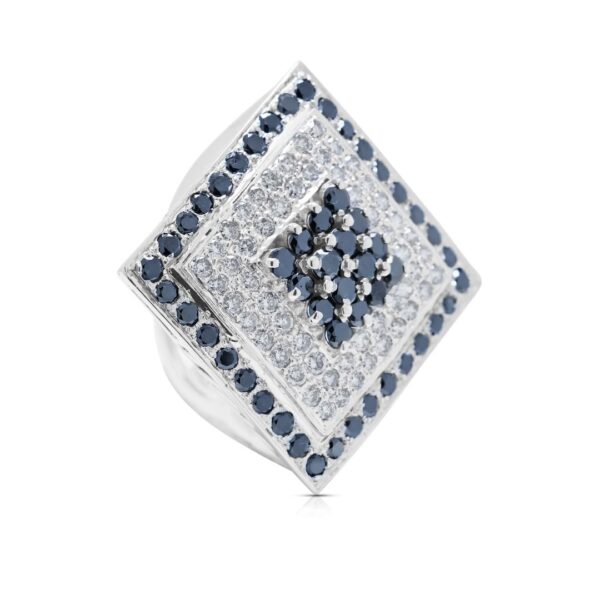 טבעת אוונגרד מזהב לבן 18 קראט, משובצת יהלומים שחורים ולבנים 2.37 קראט בעיצוב מעוין