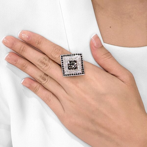 טבעת אוונגרד מזהב לבן 18 קראט, משובצת יהלומים שחורים ולבנים 2.37 קראט בעיצוב מעוין