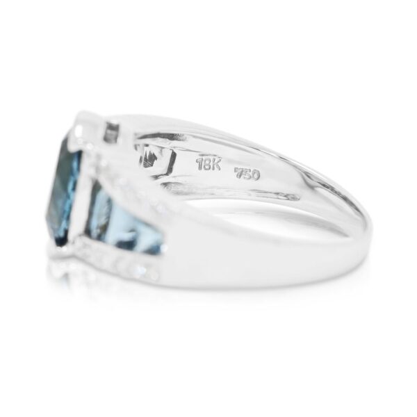 טבעת נוכחות תכלת עם טופז כחול אובלי ומדורג 2.88ct ויהלומים טבעיים בזהב לבן 18K