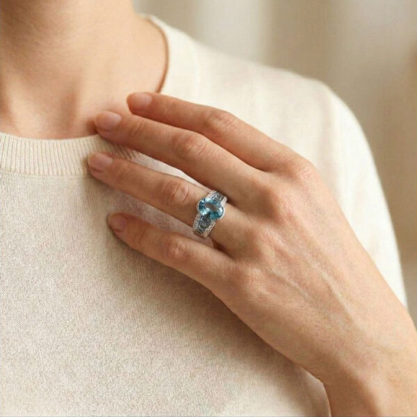 טבעת נוכחות תכלת עם טופז כחול אובלי ומדורג 2.88ct ויהלומים טבעיים בזהב לבן 18K