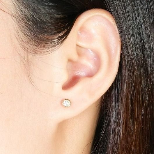 עגילי יהלום טבעי צמודים יפהפיים במשקל 0.07 קראט בזהב צהוב 18K