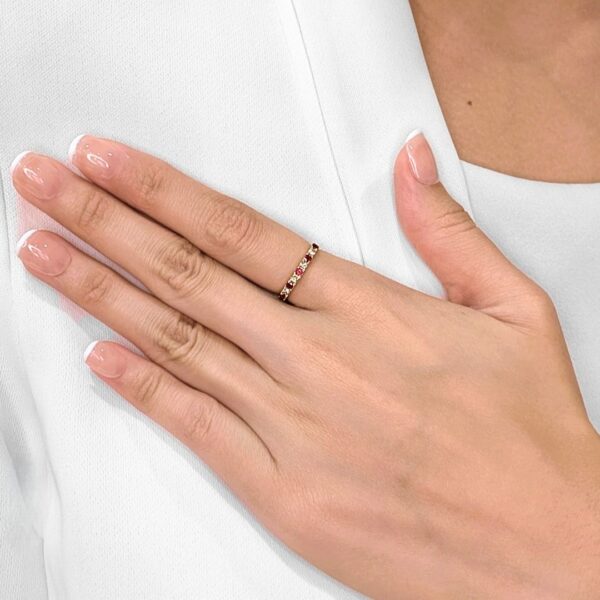 טבעת רובי ויהלומים נועזת 0.37 קראט בזהב צהוב 18K