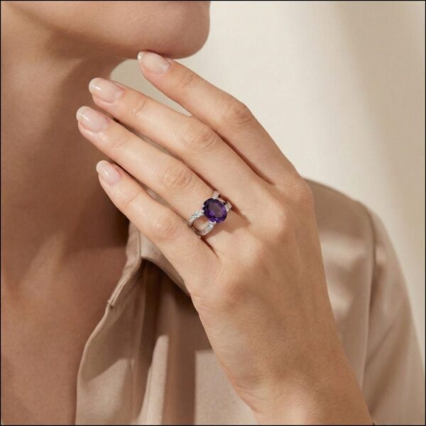 טבעת אמטיסט טבעית מרשימה במשקל 4.78 קראט ויהלומים בזהב לבן 18 קראט