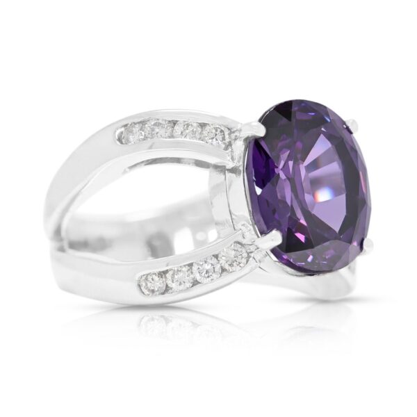 טבעת אמטיסט טבעית מרשימה במשקל 4.78 קראט ויהלומים בזהב לבן 18 קראט