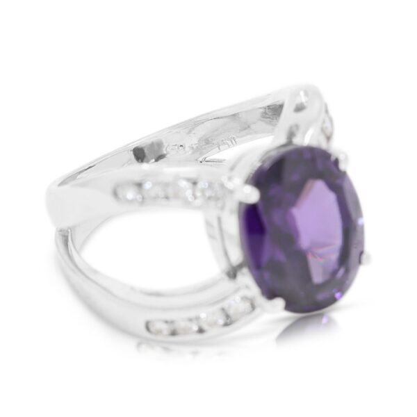 טבעת אמטיסט טבעית מרשימה במשקל 4.78 קראט ויהלומים בזהב לבן 18 קראט