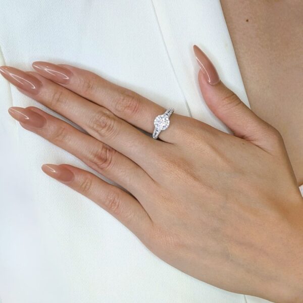 טבעת הילה יהלומים עוצרת נשימה 0.88 קראט בזהב 18 קראט בשני גוונים - GIA מתועדת