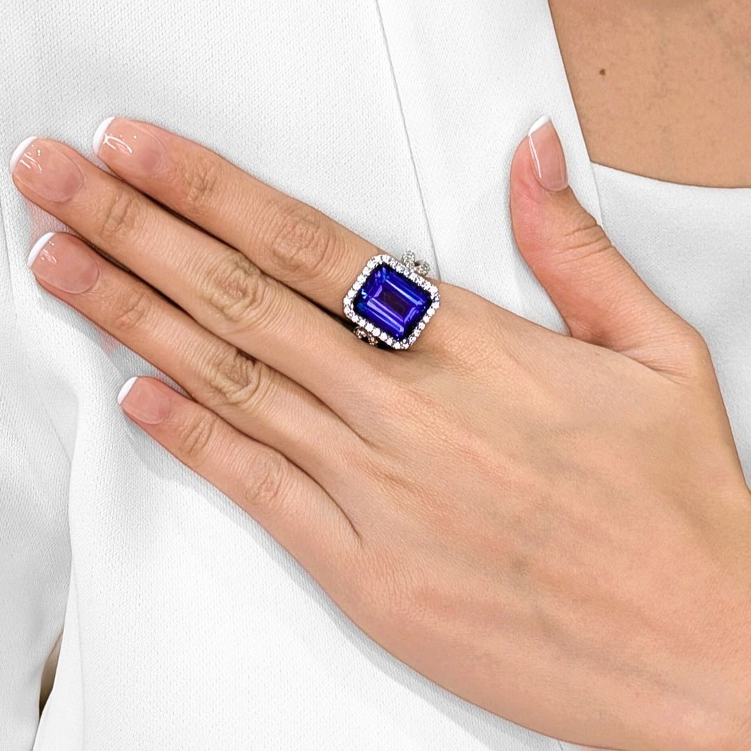 טבעת נוכחות עוצרת נשימה מזהב לבן 18 קראט, משובצת בטנזניט בחיתוך אמרלד במשקל 12.68 קרט ויהלומים – תמונה 2