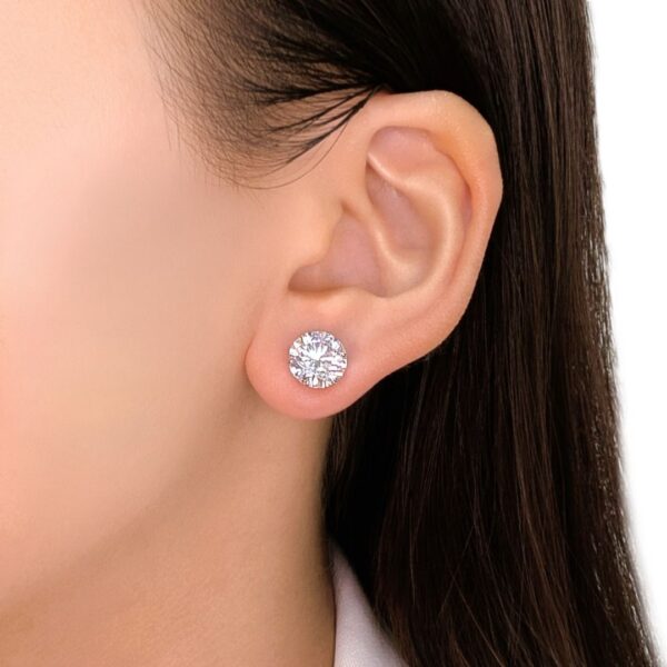 עגילים צמודים סוליטר יהלום טבעי 6.02 קראט עוצרי נשימה בזהב לבן 18 קראט - מתועדת GIA