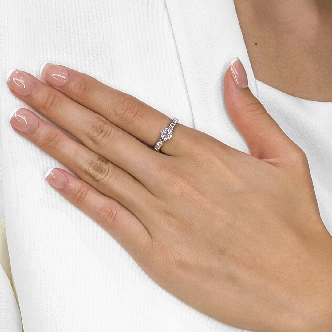 טבעת אירוסין מזהב לבן 18 קראט עם יהלום טבעי 0.90 קראט בשיבוץ פאווה – תמונה 2