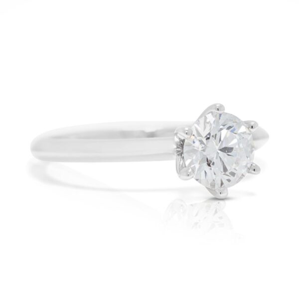 טבעת סוליטר יהלום מעבדה במשקל 0.92 קראט בזהב לבן 14 קראט, מתועדת IGI