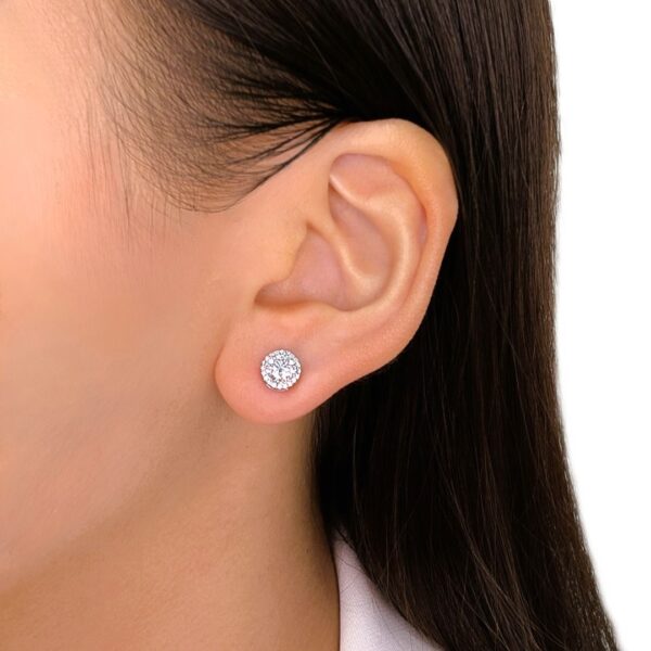 עגילי יהלום טבעי צמודים בהילת 1.02ct, בזהב לבן 18K