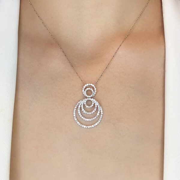 תליון יהלומים טבעיים מבריקים במשקל 1.21ct בזהב לבן 18K