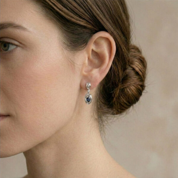 עגילים תלויים ליניאריים שובי לב עם ספיר כחול טבעי 0.36ct ויהלומים בזהב לבן 18K