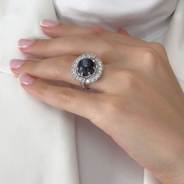 טבעת קוקטייל מהפנטת עם ספיר 14.00 קראט ויהלומים בזהב לבן 18 קראט - מתועדת GIA